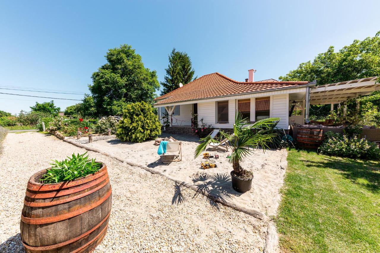 Berrybay Holidayhome Balatonkeresztúr Esterno foto